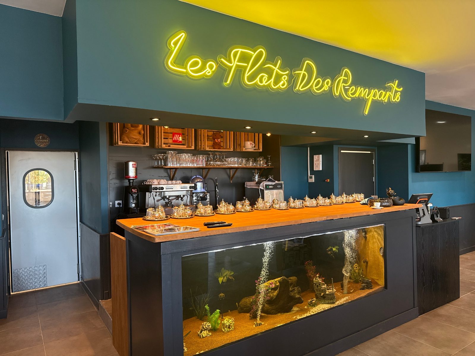 La salle du restaurant Les Flots des Remparts et son grand aquarium